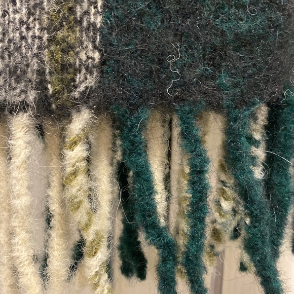 Lovely Saint + Sophia, scarf with fringe. Never worn, with tags. - Picture 5 of 5